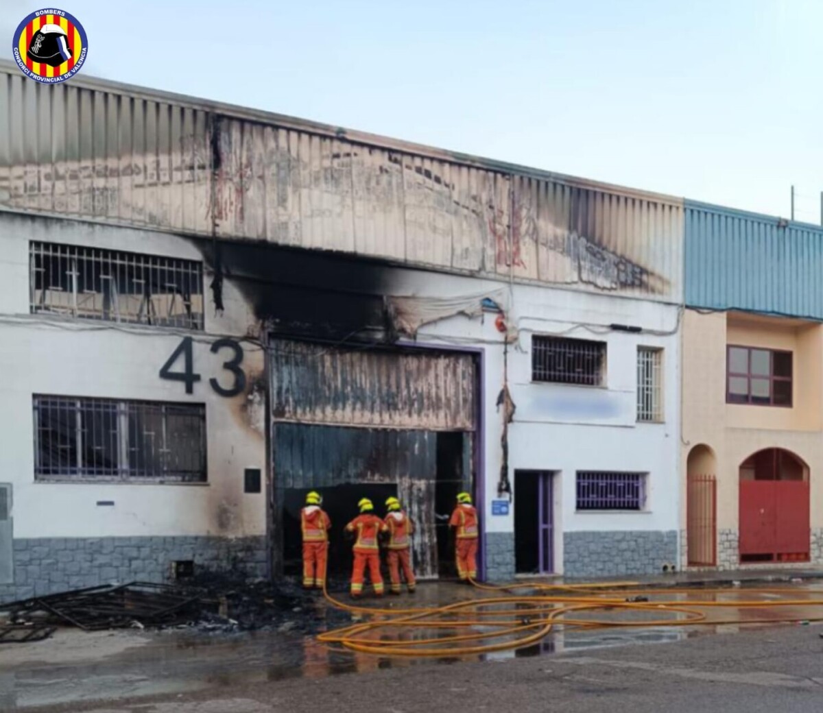 Incendio en una nave de colchones de Alaquàs